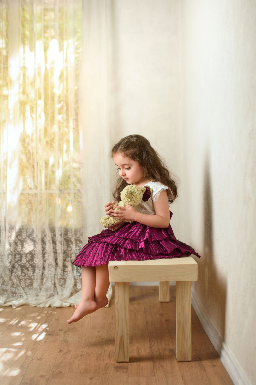 آتلیه کودک حرفه‌ای در مشهد - نور کنترل‌شده و فضای لوکس