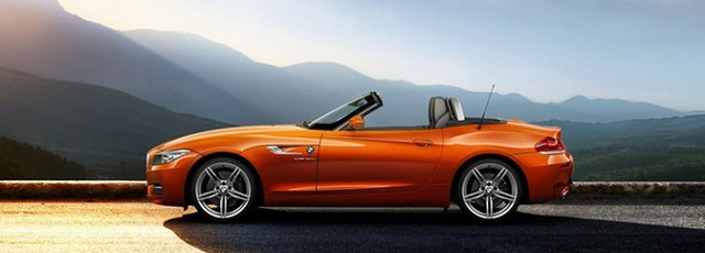 Руководство по приобретению BMW Z4 (E89)

Второе поколение BMW Z4 появилось в 2009 году, и продержалось на конвейере до 2016 года. Если первые зет-четвертые были бескомпромиссно спортивны, и главным конкурентом у мощных версий были Porsche Boxster и Cayman, то второе поколение сильно изменилось в сторону комфорта. Руководство прислушалось к отзывам покупателей, и машина лишилась зубодробительной подвески и резкого нрава. Появилась жесткая складная крыша, которая добавила вес. Теперь в конкурентах — Mercedes SLK и Audi TT. Но все таки баварский родстер способен подарить много удовольствия. А новая крыша превращает непрактичный летний родстер во всепогодный автомобиль. Еще из плюсов — рослым водителям теперь стало удобнее за рулем, а также за сиденьями появилось немного места для багажа.В момент появления автомобили выпускались только с шестицилиндровыми двигателями: 23i (2.5л, 204 силы), 30i (3 литра и 258 сил), 35i (с известным турбированным N54B30, выдающим 306сил и 400 нм. ). Годом позже появилась топовая модель 35iS, с доработанным N54, выдававшая 340 сил и 450 н.м. момент. А с 2011 года «младшие» двигатели уступают место турбированным четверкам N20B20, выдававшим 156-245 сил. 2013 году модель немного обновилась. Появились светодиодные фары и фонари, слегка изменился интерьер, появилась младшая версия 18i.Стоит отметить выпускавшуюся с 2009 по 2011 год интересную версию 30i с атмосферным мотором 3.0л (N52B30). Двигатель отличается боевитым характером (258 сил, приятный звук), наделяет родстер впечатляющей динамикой (разгон до сотни 6 секунд), надежностью. Версия мотора на Е89 не страдала от проблем с гидрокомпенсаторами, как ранние N52. Но этот двигатель — с непосредственным впрыском, так что замена форсунок, датчиков давления топлива может серьезно ударить по карману. Встречаются версии с механической коробкой передач. И механика, и автомат — проблем не доставляют.Турбированные «четверки» больше подойдут для спокойных водителей, выбирающих автомобиль для неспешных прогулок по выходным. Они порадуют чуть более скромным расходом топлива, и неплохой динамикой. Автоматические коробки передач (6 и 8-и ступенчатые) отличаются плавностью и надежностью. N54 же, даже в базовом исполнении наделяет автомобиль очень и очень серьезными динамическими характеристиками. А с доработками, динамику можно улучшить еще сильнее. Но к тюнингованным экземплярам стоит относиться осторожно. Стоит проверить турбины на течь масла, и на «убитость» в целом. Из недостатков N54 — выходит из строя недешевый ТНВД. Проявляется это долгим запуском двигателя, значками на приборной панели «Service soon», и переходом в аварийный режим. Топливные форсунки придется менять регулярно (особенно на нестандартной прошивке). Также есть проблема с посторонними звуками из вестгейта. От высокой температуры подкапотного пространства часто страдают клапаны наддува, у нас в компании Рейспорт для наших клиентов еще в 2012 году для двигателей N54, N55 разработана программа по переносу клапанов далее от коллектора. До нашей акции эксплуатировать эти двигатели на треке было очень не удобно из-за часто выпадающих ошибок двигателя.По кузову — в первую очередь стоит проверить механизм открывания крыши. Часто он издает посторонние звуки, но в целом надежен. Требует смазки шарниров. Задние фонари могут протекать (из-за уплотнителя). Чаще всего, «лечится» это заменой фонаря целиком. В багажнике стоит проверить нишу АКБ на наличие влаги. Из-за малого возраста модели говорить о какой-то серьезной коррозии не приходится. Но от машин, побывавших в ДТП (с перекрашенными кузовными панелями, с кривыми зазорами), рекомендуем держаться подальше.В июне 2014 года отзывали автомобили с двигателями N51, N52, N55 (произведенные с 1 Октября 2009 по 30 Апреля 2012). Причина — одно из болтовых соединений блока VANOS могло ослабнуть, приведя к утечке масла. Также VANOS был неспособен нормально функционировать, без достаточного давления масла. Признаки — значок «check engine», переход автомобиля в аварийный режим.

Также, в 2010 году была отзывная кампания по всем автомобилям с двигателем N54, произведенным с 2006 по февраль 2010г. Проблема была в ТНВД. Признаки: долгое время запуска, уменьшение мощности двигателя, появление значков о неисправности на приборной панели. Проблема- в слабости внутренних компонентов ТНВД. Чтобы избежать поломки, дилеры перепрошивали блок управления двигателем, и меняли насос на новый при необходимости. Стоит отметить, что проблема с частым выходом из строя ТНВД осталась, особенно на «чипованных» авто.

Четырехцилиндровые версии Z4, произведенные до Июля 2014, попали под отзывную кампанию в сентябре 2014. Причины: появление аварийных значков «Drivetrain Malfunction» (неисправность трансмиссии), переход двигателя в «безопасный» режим, ошибки VANOS в памяти DME. Эти симптомы были вызваны некорректными параметрами в блоке управления. Исправлялось все электронной диагностикой и перепрошивкой.
