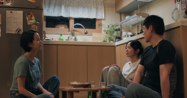 가능한 사랑 스틸컷, 주방 바닥에 둘러앉아 이야기하는 세 사람