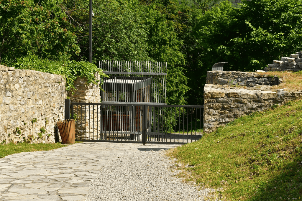 The entrance to Medvedgrad.