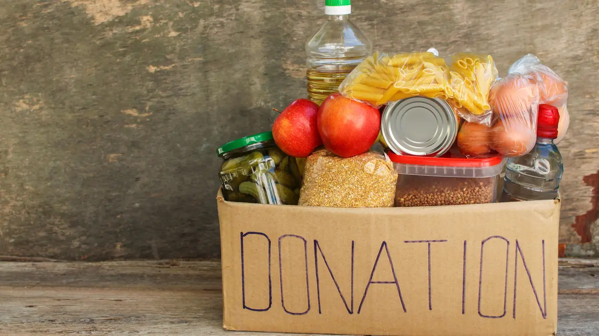 Restaurants Donate Leftover Food to Reduce Waste