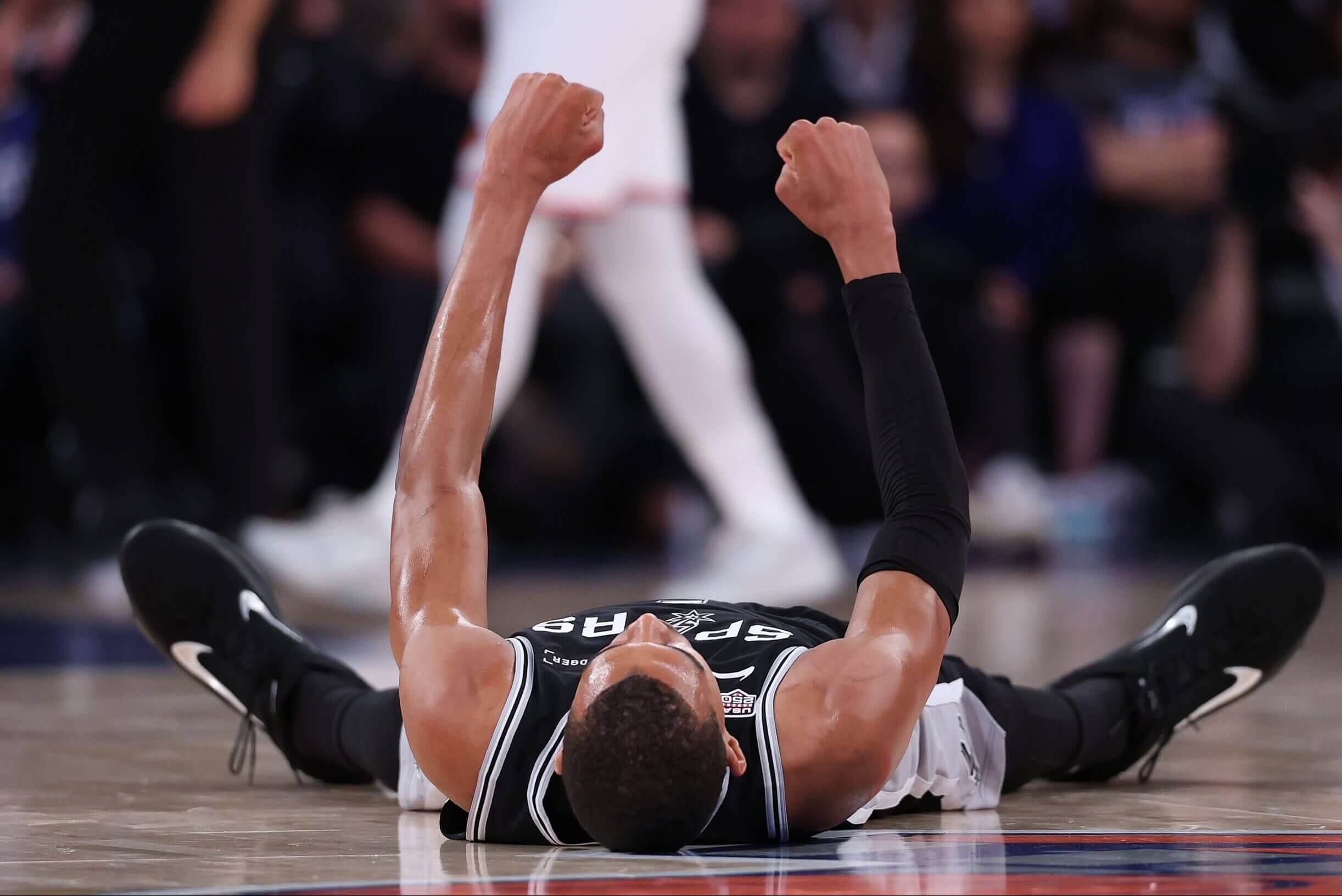 圣安东尼奥马刺队的维克托·文班亚马在纽约举行的2026年NBA总决赛第三场比赛中高举双拳。