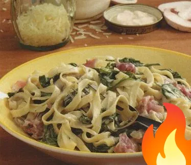 Постер Лапша с соусом Альфредо и ветчиной