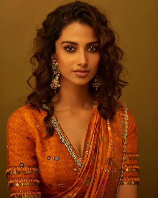 Meenakshi-Chaudhary-10