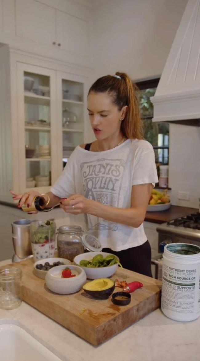 Ambrosio dijo que le gusta beber un batido de proteínas lleno de alimentos energéticos después de su sesión de levantamiento de pesas.Instagram/@alessandraambrosio