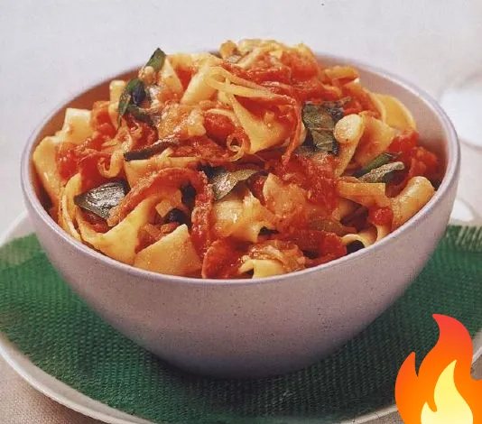 Постер Паста паппарделле (широкая лапша) с луком-пореем, салями и сыром