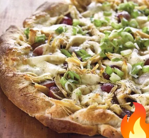 Постер Пицца с курицей, виноградом, сыром и соусом песто