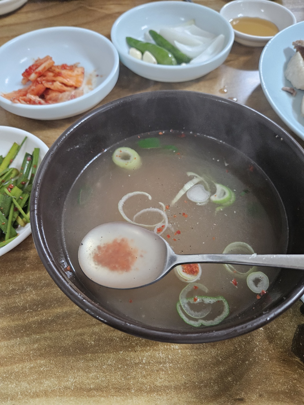 60년전통할매국밥 국밥 국물 숟가락으로 뜨는 샷