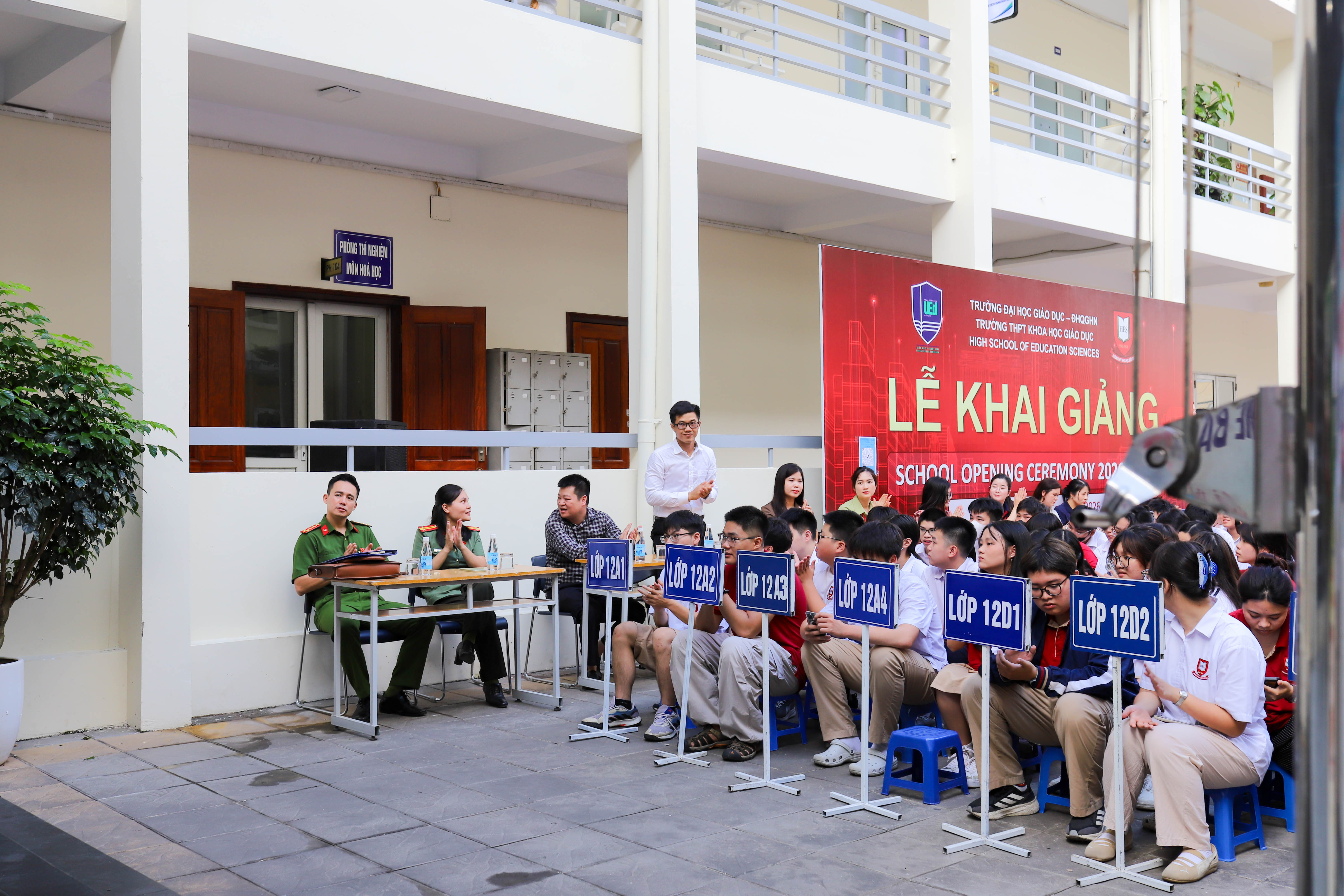 Sinh hoạt dưới cờ HES 8