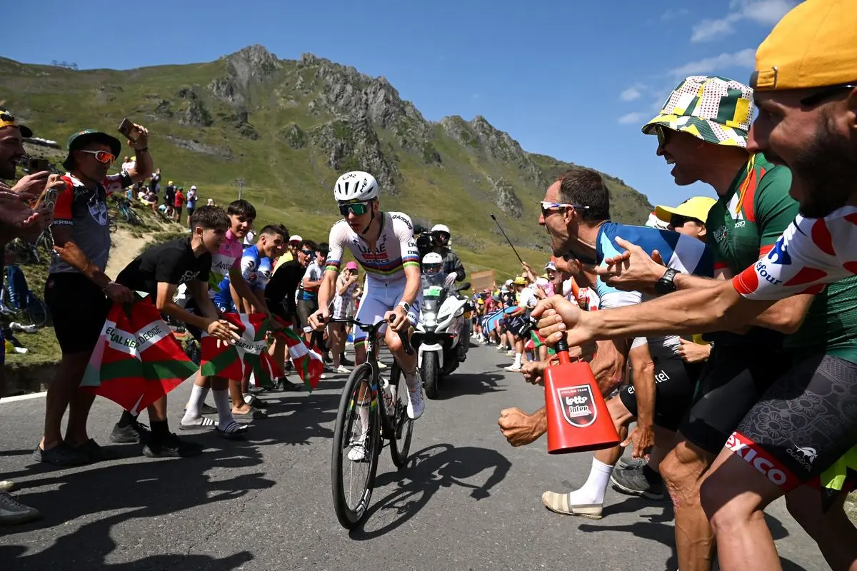 Pogačar’s Solo Triumph Reclaims Yellow Jersey as Yates Praises His Unwavering Mindset