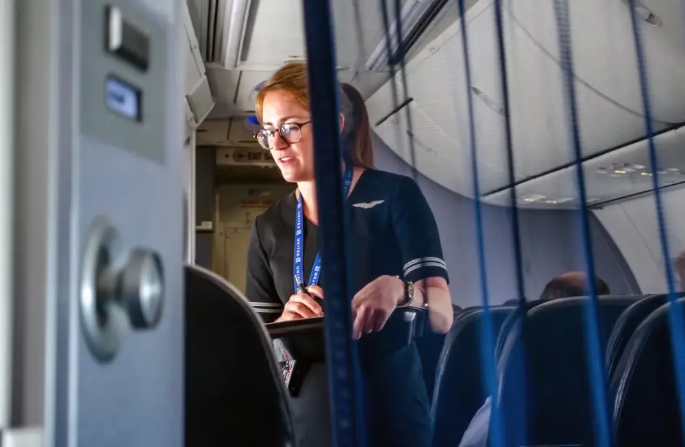 United Airlines a refuzat îmbarcarea unei pasagere din cauza unui tricou