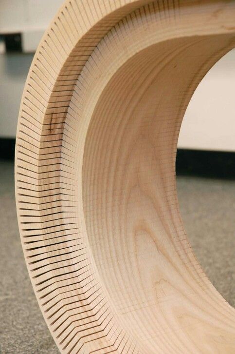 Пропилы kerf bending на фанерном листе крупным планом