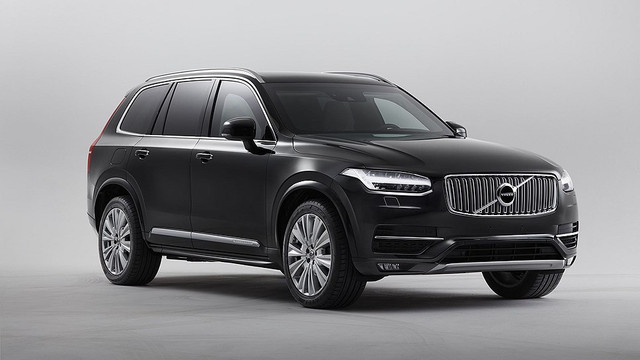 Компания Volvo представила новую модификацию кроссовера XC90 — бронированный вариант Volvo XC90 Armoured.

Автомобиль сделан подразделением Volvo Cars Special Vehicles совместно с немецкой компанией TRASCO Bremen, которая занимается бронезащитой машины. Новинка защищена по уровню VPAM VR8, что гарантирует безопасность пассажиров при обстреле кроссовера и его подрыве.

Толщина стальной брони составляет 10 мм, а пуленепробиваемые стекла имеют толщину 50 мм. После защиты масса XC90 вырастает на 1,4 тонны, поэтому бронированный кроссовер имеет усиленную подвеску и новые тормоза.

Volvo XC90 Armoured уже доступен для заказа, поставки бронеавтомобилей клиентам запланированы на конец 2019 года. Позднее появятся бронированные кроссоверы Volvo XC60 T6 AWD Inscription и Volvo XC90 T6 AWD Inscription с меньшим уровнем защиты.