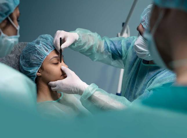 قانون يعاقب بالحبس على أفعال لم يُعرّفها: عن سوق التجميل في سوريا
