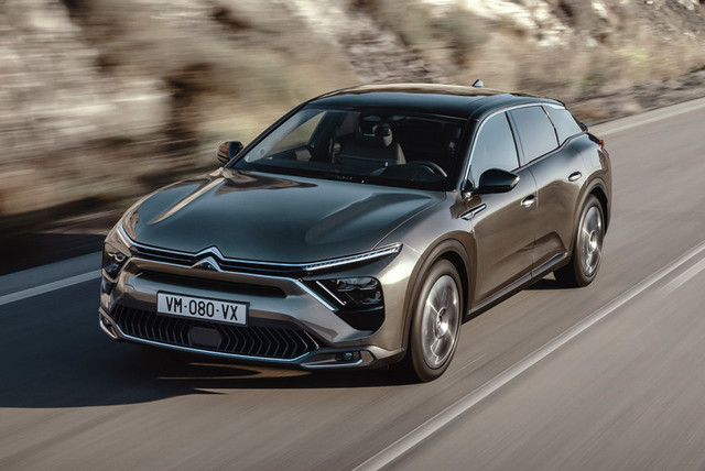Citroen C5 снова в игре, хотя, строго говоря, он никуда и не уходил. Ведь это во Франции производство модели свернули еще в 2017 году, а производство модернизированных седанов в Китае продолжалось вплоть до последнего времени. А третье поколение «цэ-пятого» и вовсе создано с прицелом на рынок КНР, ведь выпускать эти машины будут именно там — на мощностях СП Dongfeng Citroen. И на рынок Европы попадут автомобили с клеймом «Made in China»! третьем поколении разработчики постарались совместить элегантность седана, динамичный облик универсала и внедорожную осанку кроссовера. Поэтому перед нами Citroen C5 X — кросс-лифтбек с большими, 19-дюймовыми колесами, увеличенным дорожным просветом и черным пластиковым обвесом. То есть «цэ-пятый» пошел по стопам младшей модели C4, да и дизайн у них решен в едином стиле с икс-образным рисунком светодиодных фар.По размерам новый Citroen C5 X не сильно отличается от седана прошлого поколения: длина — 4805 мм, ширина — 1865 мм, высота — 1485 мм. Однако дизайнеры постарались придать лифтбеку более динамичные пропорции и сделали задний свес длиннее переднего. Потому и колесная база стала меньше: 2785 мм против 2814 мм у прежней модели. Аэродинамическая проработка, по нынешним временам, не самая эффективная: коэффициент Cx равен 0,29.В салоне — виртуальные приборы на семидюймовом экране, проекционный дисплей, безрамочный тачскрин медиасистемы (10 или 12 дюймов) и утопленный в недра центрального тоннеля миниатюрный селектор трансмиссии. Причем мультимедийка MyCitroen Drive Plus нового поколения имеет развитое меню и голосовое управление. Особо комфортные передние сиденья могут иметь массажер, также предусмотрены отделка «под дерево» и люк в крыше. На втором ряду обещан знатный простор, но отдельной зоны климат-контроля нет. Объем багажника — от 545 до 1640 литров.В основе «цэ-пятого» лежит модульная платформа EMP2 с поперечным расположением двигателя и передним приводом, то есть технически новый Citroen C5 X — ближайший родственник автомобилей Peugeot 508 и DS 9. Но если они имеют независимую заднюю подвеску, то у Ситроена сзади «балка». А о возвращении гидропневматической подвески можно и не мечтать.Новый лифтбек имеет пружинное шасси Progressive Hydraulic Cushions, в котором простые пассивные амортизаторы снабжены дополнительными гидравлическими ограничителями хода вместо привычных резиновых демпферов. При небольших перемещениях подвески такие амортизаторы имеют низкое сопротивление, чтобы обеспечивать максимальную мягкость хода, а от жестких ударов в конце отбоя и сжатия их страхуют как раз дополнительные гидравлические буферы.Для дорогих версий заявлена активная подвеска, которая уже обкатана на моделях старшего бренда DS. Здесь тоже пружины, но установлены электронноуправляемые амортизаторы, жесткость которых меняется превентивно — на основании данных с камер, сканирующих дорожное полотно на расстоянии пяти метров перед машиной. На выбор есть три режима. Также предусмотрен автопилот второго уровня, то есть адаптивный круиз-контроль с функциями удержания в полосе и автоматического трогания после кратковременной остановки (например, в пробке).Раз уж Citroen C5 X заточен для Китая, то и силовые агрегаты у него соответствующие, а дизелей среди них нет. Базовой станет турботройка 1.2 PureTech, ступенькой выше — турбочетверка 1.6 PureTech (характеристики пока не объявлены), а на вершине гаммы — подзаряжаемый гибрид: тот же мотор 1.6 в паре с электродвигателем выдает 225 л.с. На чистой электротяге такой лифтбек может разогнаться до 135 км/ч, а максимальная дальность хода — 50 км. Все версии имеют восьмиступенчатый «автомат».