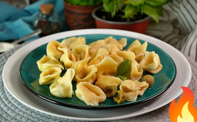 Постер Хилопитес емистас с сыром, творогом и оливками (тортеллини по-гречески)