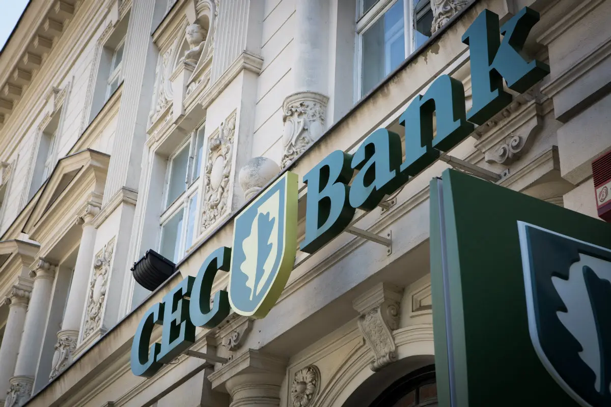 CEC Bank permite depunerea de numerar direct pe carduri Visa și Mastercard din România