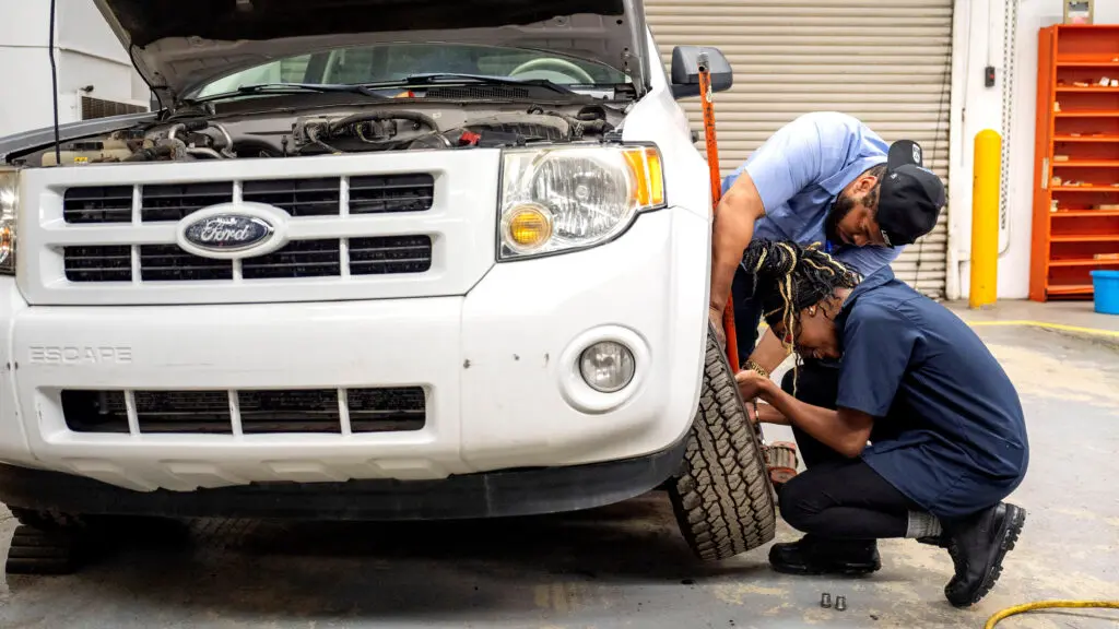 Ford și GM promovează lege care limitează dreptul șoferilor de a-și repara mașinile