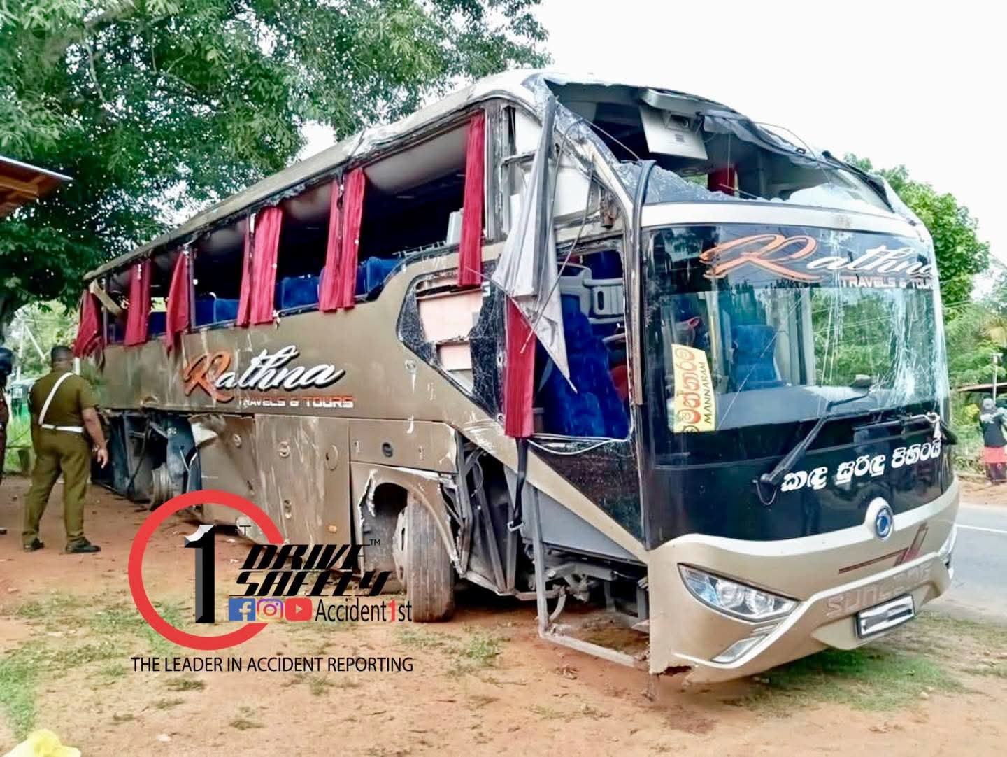 සාලියවැව මහ හේන්යායේදී මන්නාරම බලා ධාවනය වූ සුඛෝපභෝගී බස් රථයක් විදුලි කණුවකුත් කඩාගෙන පෙරළෙයි: දෙදෙනෙකුට අවාසනාවන්ත ලෙස දිවි අහිමි වෙයි, 12 දෙනෙකු රෝහලේ 