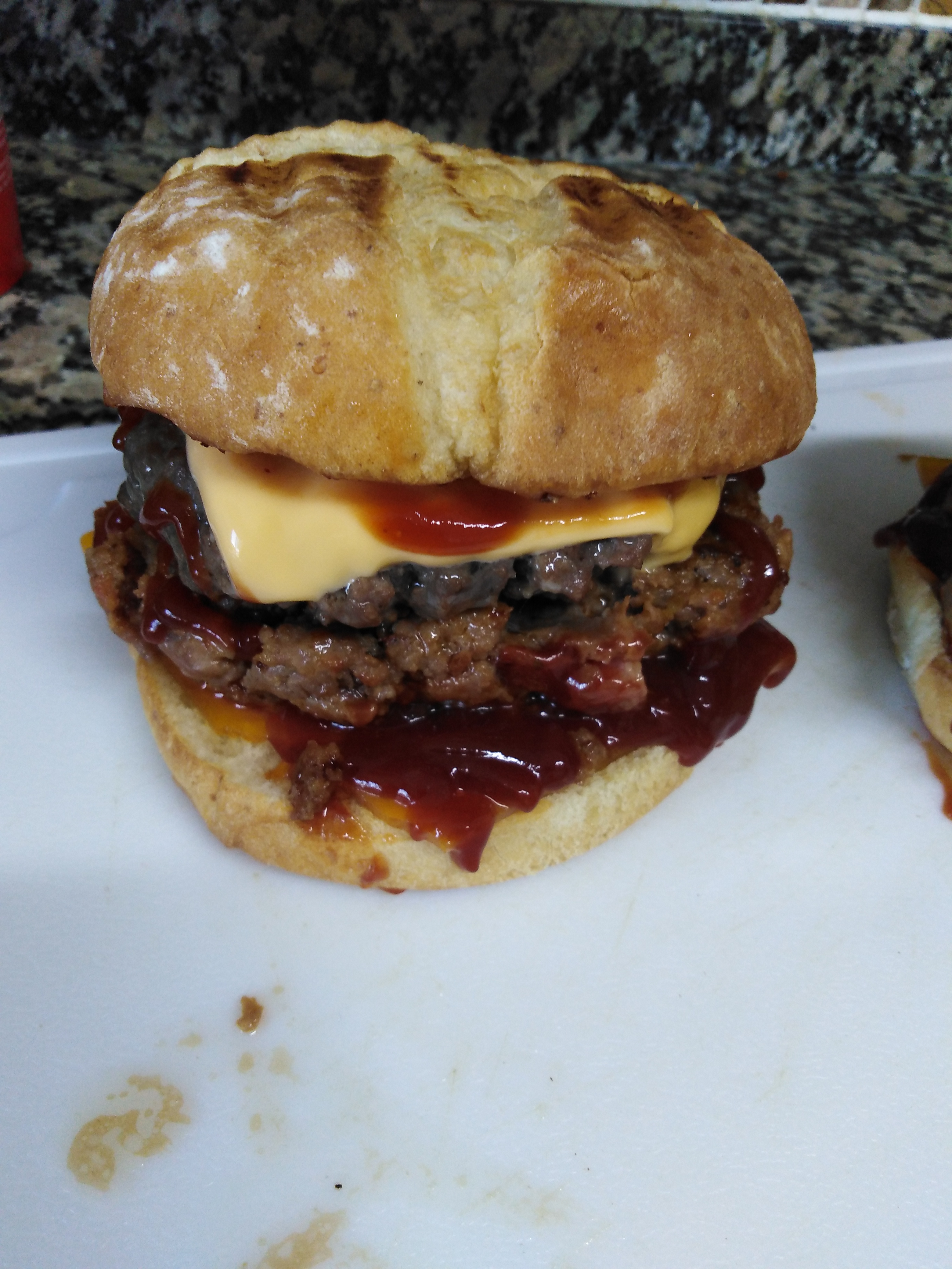 Diez hamburguesas caseras compiten en un desafío culinario low cost. Desde la clásica a la dulce, el debate sobre calidad e i