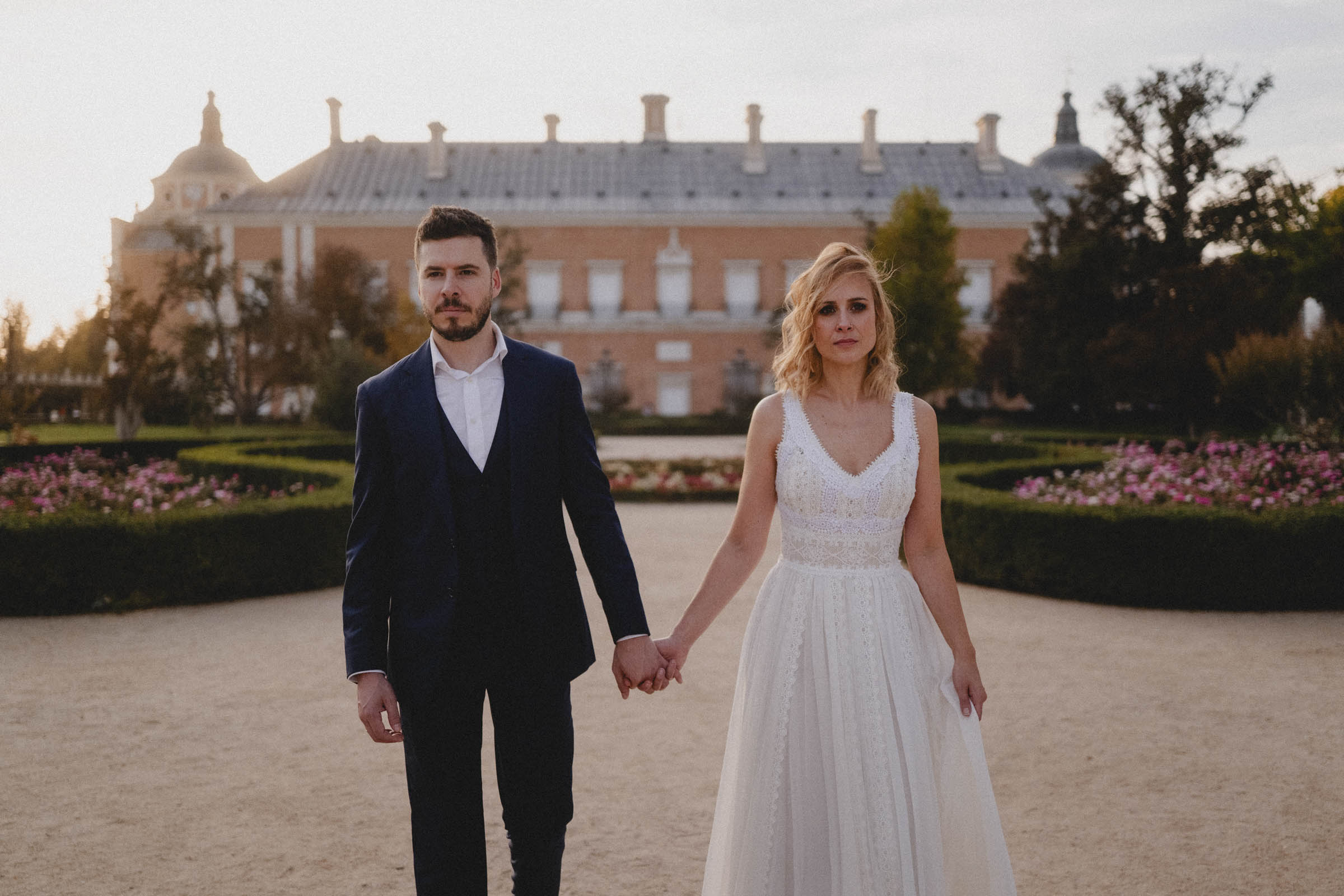 Retrato natural de María y Jesús en su sesión de postboda en Madrid junto al Palacio de Aranjuez