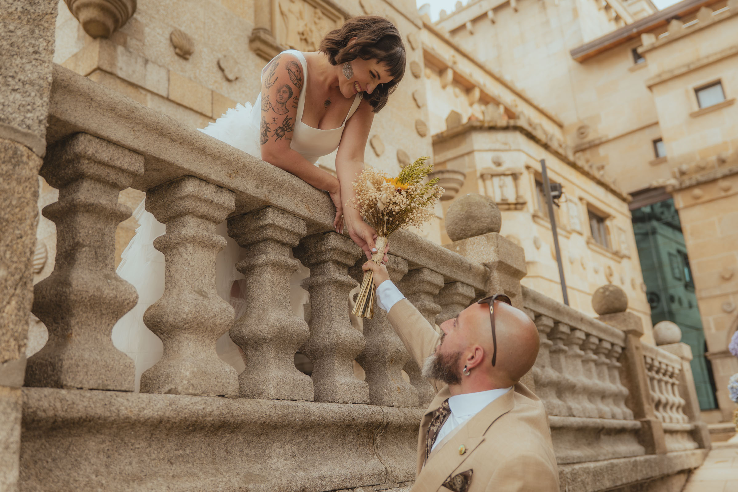 Sesión de pareja de los recién casados en el pazo los Escudos en una boda en galicia, en vigo
