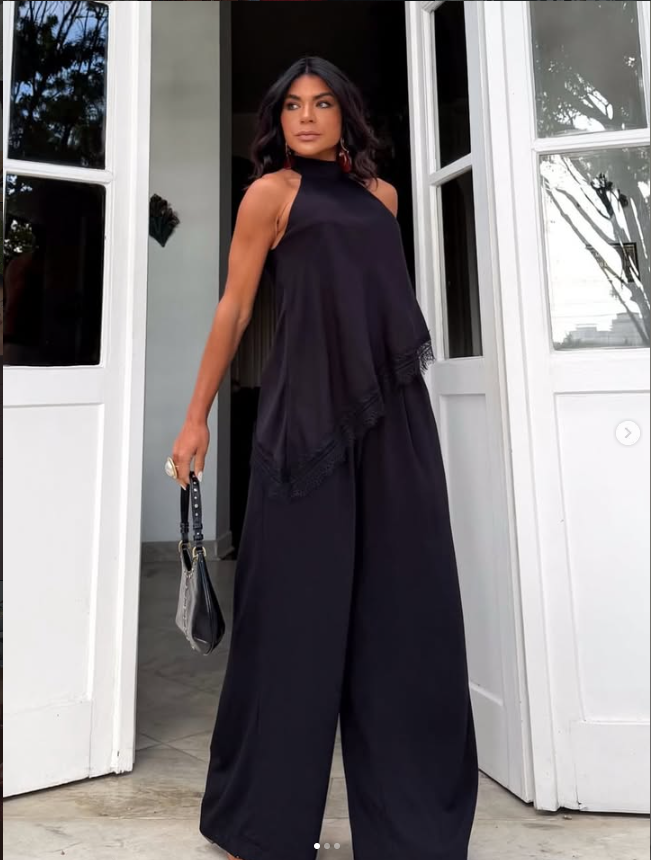Conjunto preto com blusa gola alta e calça pantalona