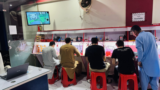 Mobile Repairing Course i Smart Training Institute (24).jpg