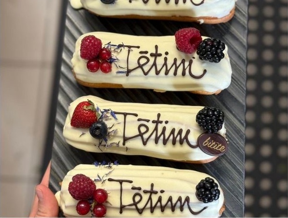 Eklēri ar uzrakstu Tētim un svaigām ogām — Café Bitīte