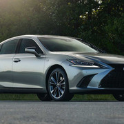 Обновленный седан Lexus ES 250: полный привод и новая базовая комплектация.
