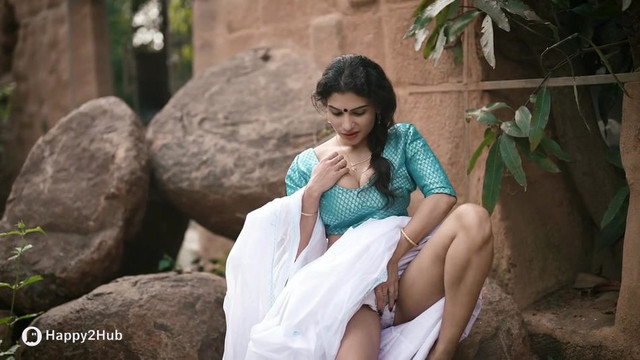 Resmi-R-Nair-Teasing-In-White-Saree-15