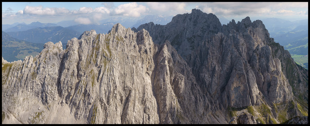 Among Giants G90 R 39175 Pano 2400px.jpg