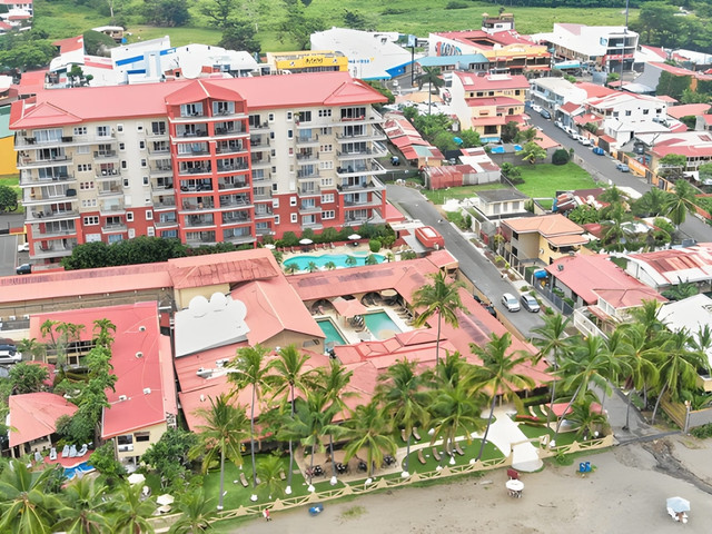 Panoramic view of Jaco Beach in Puntarenas, Costa Rica with tropical coastline and modern beachfront properties – illustrating the vibrant real estate market trends in Jaco for 2025–2026.