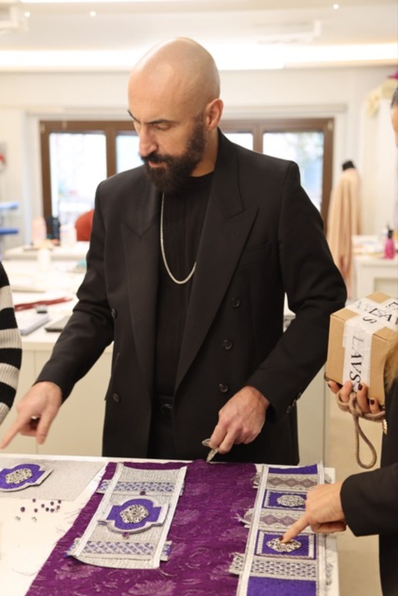 Filippo Sorcinelli nell’Atelier LAVS durante la lavorazione dei paramenti sacri