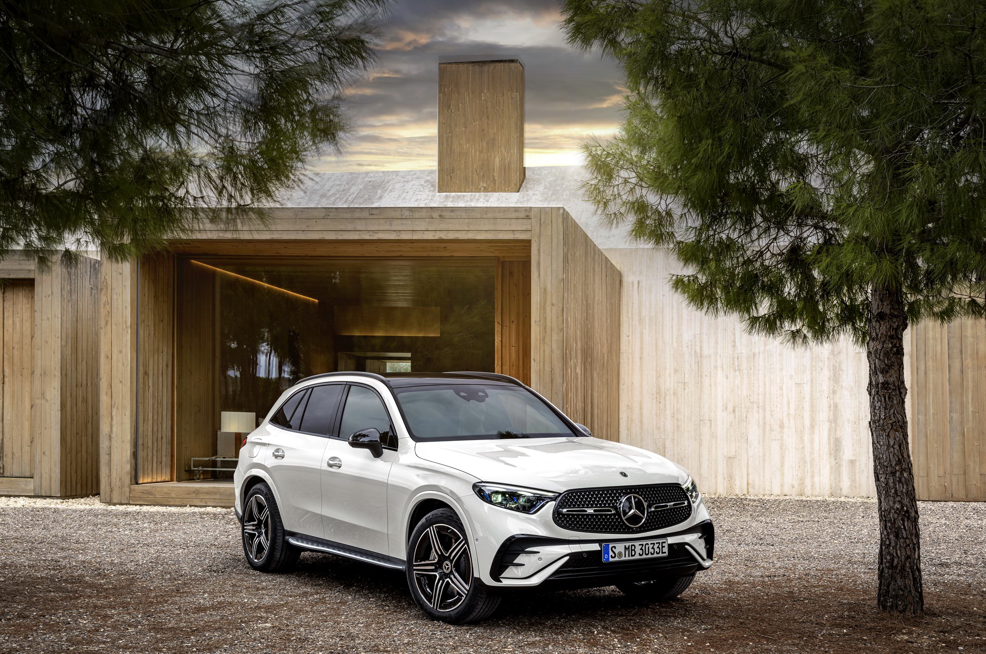 2023-Mercedes-Benz-GLC-48
