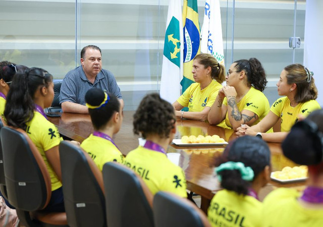 Julio Cesar Ribeiro recebe atletas da gin&aacute;stica acrob&aacute;tica ap&oacute;s Sul-Americano realizado em Bras&iacute;lia