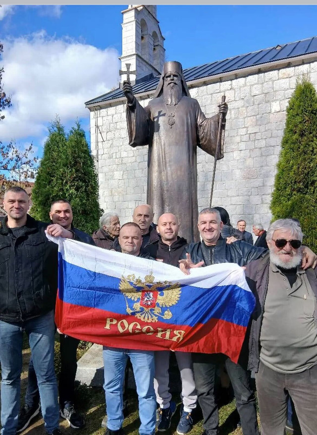 Pravoslavn-bratstvo-Stupovi-na-otkrivanju-spomenika-Amfilohiju-Radovicu-u-Kolasinu-oktobar-2025-godi