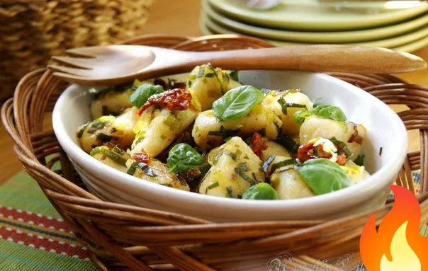 Постер Картофельные ньокки (gnocchi di patate) с луком-пореем и вялеными помидорами