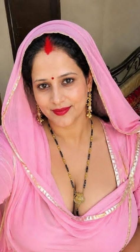 Desi Bhabi in Saree