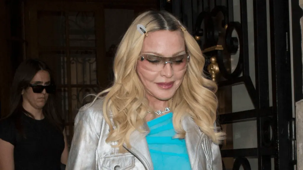 Madonna șochează la Paris cu cea mai îndrăzneață apariție