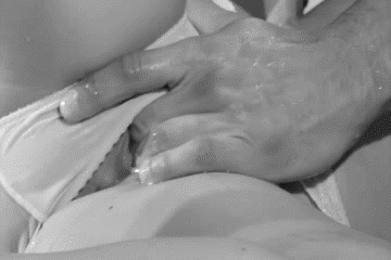 Любит ласкать свою вагину гиф