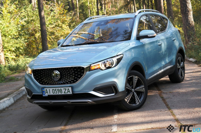 Главная Новые автомобили MG ZS EV
MG ZS EV
100% электрический кроссовер
Новый MG ZS EV

это семейный SUV EV, созданный для тех, кто стремится получить и насладиться всеми преимуществами мобильности без ущерба окружающей среде, практичности и стиля.


Ваша безопасность Ваша безопасность является приоритетом для MG. Модель MG ZS EV получила 5-звезд по рейтингу EuroNCAP и оснащена комплектом систем безопасности водителя MG Pilot. Средства MG Pilot включают в себя поддержку скорости, адаптивный круиз-контроль с функцией помощи в пробках, предупреждение о возможном фронтальном столкновении, предупреждение о перекрестном движение позади, мониторинг слепых зон, помощь при смене полосы движения и многое другое. Система безопасности MG ZS EV обеспечивает водителям полную уверенность в любой поездке.

Сердце нового MG ZS EV - высокопроизводительный электродвигатель, обеспечивающий 110 кВт мощности, что эквивалентно 150 лошадиным силам, и 350 Нм крутящего момента. В отличие от двигателей внутреннего сгорания, которым для получения полной мощности нужны высокие обороты, электродвигатели мгновенно достигают полной мощности сразу после старта.

Зарядка нового MG ZS EV чрезвычайно проста благодаря портам зарядки CCS и Type 2, установленным спереди на решетке для удобного доступа. Во время долгого путешествия, MG ZS EV можно быстро зарядить до 80% примерно за 45 минут от быстрого зарядного устройства постоянного тока мощностью 50 кВт. Зарядить автомобиль можно и в ночное время дома на бытовом зарядном устройстве мощностью до 7 кВт, где полный заряд батареи может занять примерно 7:00.

MG ZS EV работает от литий-ионной батареи с жидкостным охлаждением. С мощностью 350 Нм и 110 кВт, вы получите настоящее электрическое ускорение и сможете наслаждаться пробегом в 263 километров от одного заряда по циклу WLTP.