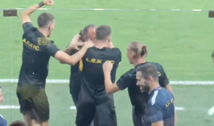 Τρέλα στην ΑΕΚ: Ο Μάριος Ηλιόπουλος πανηγύρισε την πρόκριση αγκαλιά με τους παίκτες (VIDEO)