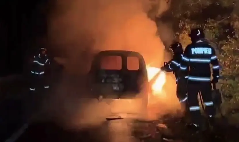 Mașină mistuită de flăcări în Argeș: Imagini de la intervenție