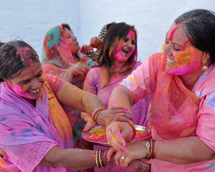 [Image: holi23.jpg]