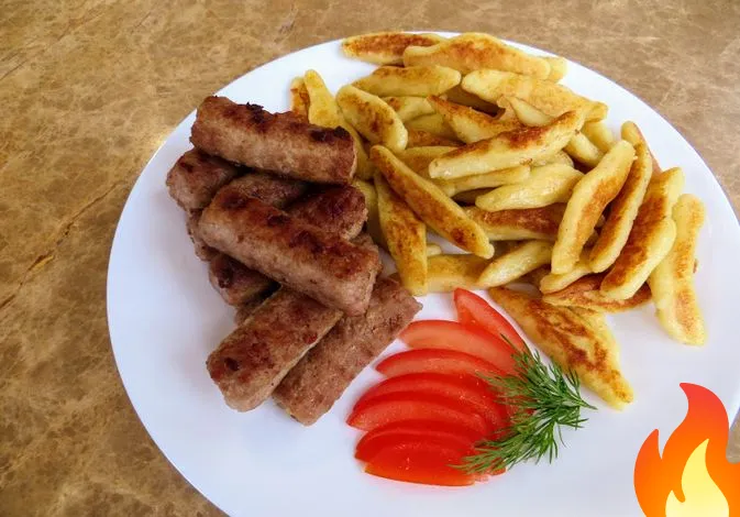 Фото Немецкие картофельные клецки с чесночными колбасками