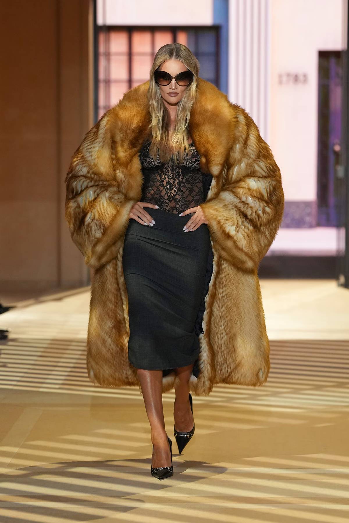 Rosie Huntington-Whiteley sfila per Gucci SS27 Rosie Huntington-Whiteley in passerella alla sfilata Gucci SS27 di Demna