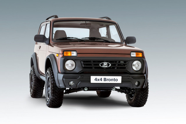 Топовая версия внедорожника Lada 4x4 — Bronto — вслед за остальным семейством модели обновится летом 2020 года. Об этом со ссылкой на собственный источник сообщает «Лада.Онлайн».

АвтоВАЗ представил модернизированный внедорожник Lada 4x4 в конце прошлого года, а его продажи стартовали в начале 2020 года. Основным изменениям подвергся интерьер — в частности, появилась полностью измененная передняя панель с блоком управления климатической установкой и другими воздуховодами.Плюс ко всему автомобиль обзавелся более вместительным вещевым ящиком, а на центральной консоли появились две 12-вольтовые розетки. Задний диван оснастили двумя подголовниками, а в потолок с новой обивкой вмонтировали модернизированный плафон с блоком системы ЭРА-ГЛОНАСС.

Lada 4x4 оснащен 1,7-литровым бензиновым мотором, развивающим 83 л. с. и 129 Н·м крутящего момента. Мотор работает в паре с пятиступенчатой механической коробкой передач, полным приводом, раздаточной коробкой и блокировкой межосевого.Что касается топовой версии Bronto, то она появилась в 2017 году. Такой автомобиль получил подвеску с увеличенным дорожным просветом, расширенные колесные арки, внедорожные покрышки, усиленный задний мост, а также модернизированные пружины и амортизаторы с увеличенным ходом. Кроме того, внедорожник оснастили самоблокирующимися дифференциалами винтового типа спереди и сзади, а также тормозными механизмами и ABS. На данный момент цены на Lada 4x4 Bronto стартуют с отметки 722 900 рублей.