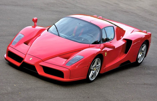 Среднемоторный суперкар Ferrari Enzo был выпущен тиражом 400 экземпляров в 2002–2004 годах. Основа кузова автомобиля — углепластиковый монокок с подрамниками спереди и сзади. Ferrari Enzo оснащался двигателем V12 6.0, развивавшим 660 л. с., и шестиступенчатой роботизированной коробкой передач, привод осуществлялся на задние колеса. Продавался автомобиль по цене примерно 660 000 долларов.