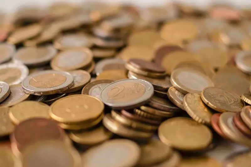 România poate adopta euro în următorii ani, dar trebuie să-și ordoneze finanțele